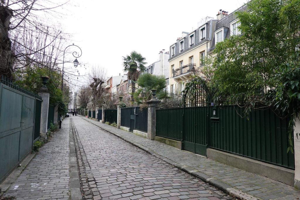 La Cité des Fleurs, voie privée. Comment dire ? Pas vraiment accueillante ...